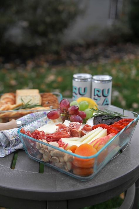 Picnics are perfect for spring and summer! This picnic cheese board is a great way to take a date outside, whether you're picnicking in your backyard or on a hike. Tanglewood Picnic Ideas, Picnic Dinner Food Ideas, Hiking Picnic Ideas, Charcuterie Board Picnic Ideas, Outdoor Concert Food Picnic Ideas, Picnic Kids Ideas, Concert Picnic Food Ideas, Boat Picnic Food Ideas, Hiking Charcuterie