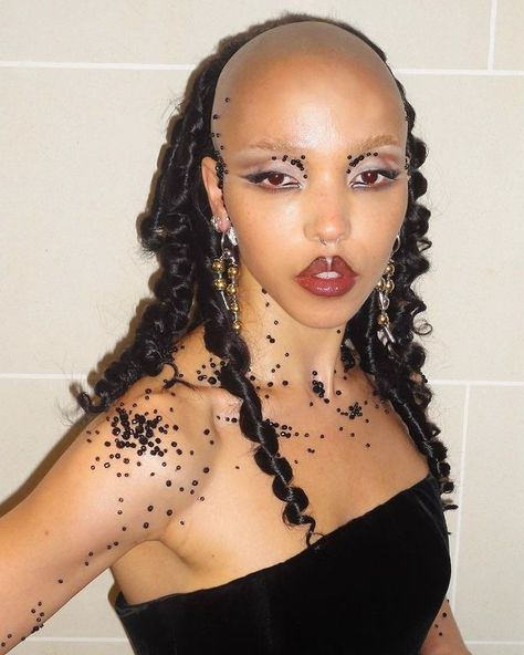 FKA twigs (@fkatwigs) • Instagram photos and videos Funky Makeup, Fka Twigs, Aesthetic Music, Fashion Event, Glam Makeup, Aesthetic Makeup, Inspirational Women, Simple Makeup, Style Icon