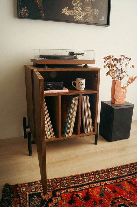 Introducing the little brother of the "York 101". The Halved variant for those who are interested in a smaller option. Handmade from a quality plywood with a real wooden veneer, giving it this rich warm wooden feel that can really brighten up your space. Room for a record player and amplifier. Storage of up to 60+ of your favorite LPs. Smooth soft close doors and finished up with a beautiful back panel. Colors: OAK (light brown) WALNUT (dark brown) GRAY WASH BLACK WASH NATURAL Measurements Heigh Vintage Record Player Cabinet, Record Player Storage, Mini Record Player, Lp Storage Cabinet, Modern Record Console, Record Player Setup, Vinyl Lp Storage, Vinyl Record Room, Record Player Console