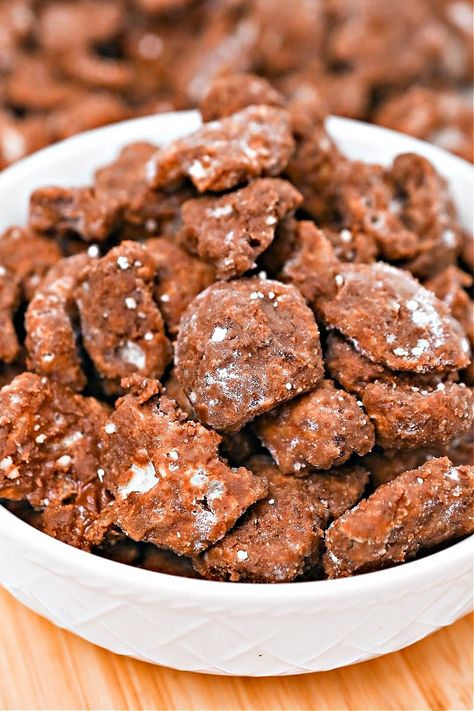 Keto Pork Rind Muddy Buddies - Easy To Make Recipe Pork Rind Bread, Pork Rind Crumbs Recipe, Keto Puppy Chow, Seasoned Pork Rinds, Keto Pork Rinds, Bacon Puffs, Pork Rind Recipes, Winter Holiday Recipes, Crumb Recipe