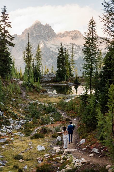 North Cascades adventure wedding, hiking wedding. Image by Forthright Photo. Micro Wedding Ideas Spring, Spring Wedding Mountains, Up North Wedding, North Cascades Wedding, Natural Wedding Pictures, Forest Mountain Wedding, North Cascades Elopement, Wedding Hike, Small Mountain Wedding