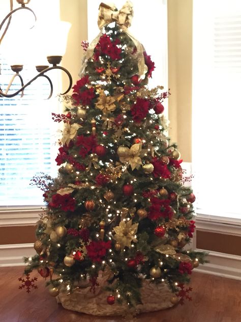 My gold and red Christmas tree! Christmas Tree Inspiration Red And Gold, Gold And Red Christmas, Silver Christmas Tree Decorations, Golden Christmas Tree, Indoor Christmas Decor, Christmas Trees Decorations, Potted Christmas Trees, Gold Christmas Tree Decorations, Window Display Ideas