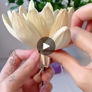 Corn Leaves Flowers, Corn Husk Crafts Diy, Corn Leaf Craft, Cornhusk Flowers, Corn Husk Flowers, Corn Husk Wreath, Corn Husk Crafts, Alter Flowers, Corn Dolly