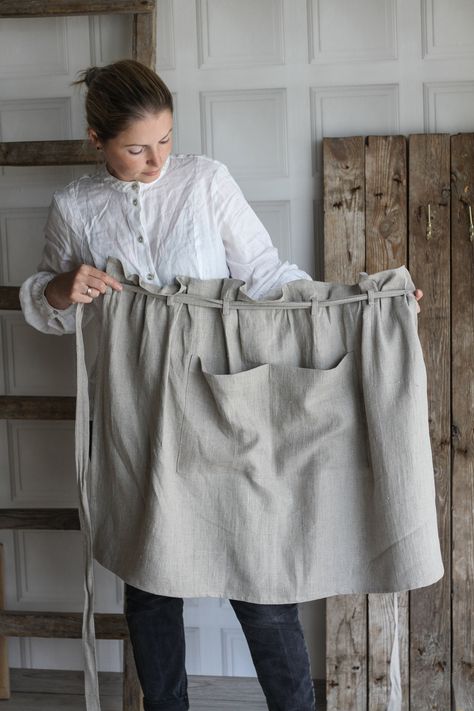 Linen waist apron with pockets and adjustable long strap - drawstring apron can be with a ruffled or plain top. This skirt apron is made from washed and soft highest quality raw Lithuanian linen ( OekoTex100 quality).  Composition: 100% natural 300gsm linen Size fits from XS to XL 100x65cm (39"x26") + long strap.  (if you want another size, please contact me): Linen care: - washing up to 40oC in the washing machine - dry gently - no ironing is required for wrinkled texture. Waist Apron Pattern, Half Apron With Pockets, Barista Outfits, Linen Aprons, Bistro Apron, Linen Outfits, Rough Linen, Diy Sy, Japanese Sewing Patterns