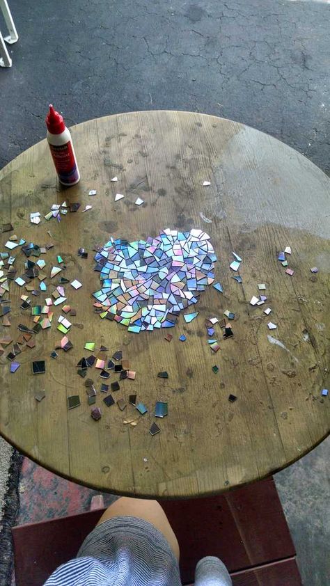 Cd Mosaic, Tabletop Diy, Craft Table Diy, Diy Table Top, Mosaic Table Top, Cd Crafts, Broken Glass, Mosaic Diy, Mosaic Projects