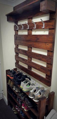 Pallet Wardrobe, Pallet Coat Racks, Pallet Home Decor, Wood Pallet Projects, Diy Pallet Projects, Garage Organization, Pallet Ideas, Wooden Pallets, Diy Pallet Furniture