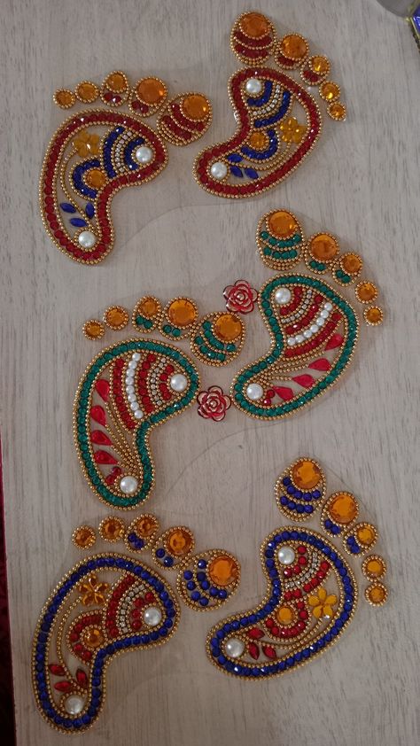 Kundan Stone Aari Work Design, Choti Diwali Rangoli, Kundan Rangoli Designs, Cardboard Rangoli, Rangoli Decoration, Simple Rangoli With Dots, Diy Wall Hanging Crafts, Diya Designs, Diya Decoration Ideas