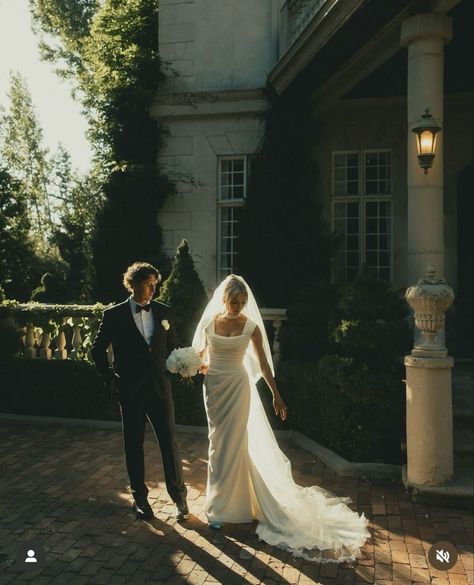 Film Style Wedding Photography, Wedding Dresses Modest, Money Wedding, Cool Autumn, Autumn Breeze, Fall 2024 Fashion, 2024 Fashion Trends, Wedding Money, Susan Sarandon