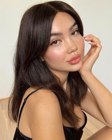 Amanda Khamkaew Birthday, Real Name, Age, Weight, Height, Family, Facts, Contact Details, Boyfriend(s), Bio & More My Two Moods, Glowy Skin Naturally, Amanda Khamkaew, Instagram Features, Birthday November, No Children, Iconic London, Glamour Makeup, Glowy Skin