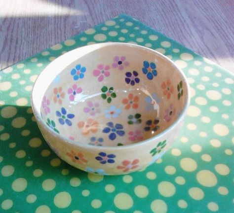 Cool Bowl Designs, Painted Flowers On Pottery, Paint Bowls Ideas, Easy Pottery Bowl Painting Ideas, Poterry Clay Ideas Bowl, Painting On Bowl, Paint A Bowl Ideas, Ceramics Bowl Painting Ideas, Painting Bowls Ideas