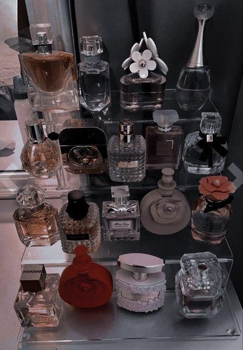 Aesthetic Perfume Display, Perfume Display On Dresser, Koleksi Parfum, Perfume Aesthetic, Expensive Perfume, Perfume Display, Perfume Bottle Design, Perfume Organization, Perfume Photography