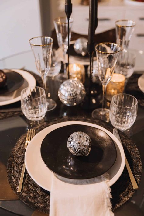 Disco balls and black and white tablescape for a NYE celebration. Entertain in style! Black And Gold Disco Party, Black And White Nye Party, Black And White Disco Party, Disco Chic Party, Disco Ball Table Setting, Disco Ball Tablescape, Disco Table Setting, Nye Table Setting, Nye Tablescape