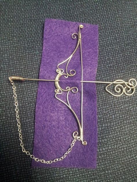 Beautiful wire bow and arrow by #JulieDarrington Wire Bow And Arrow, Cute Bow And Arrow, Wire Jewelry Holder, Wire Arrow, Wire Wrap Jewelry Designs, Wire Diy, Wire Wrapped Jewelry Diy, Wire Jewelry Designs, Bow And Arrow