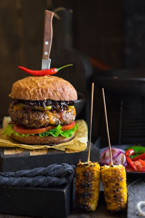 Crazy Burger, Real Burger, Gourmet Burgers, Pub Food, Burger And Fries, Burger Recipes, Food Presentation, Photographing Food, Cafe Food