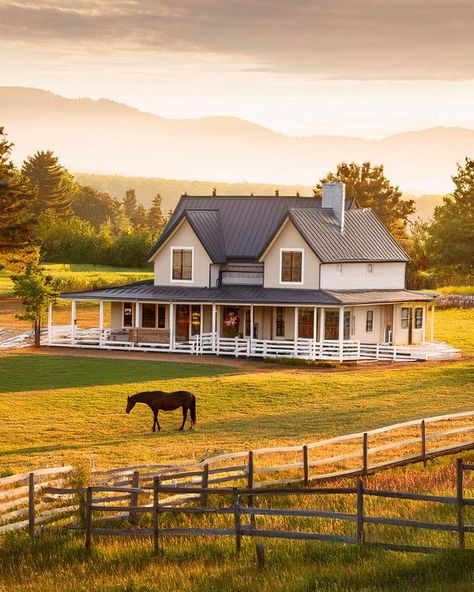 Farmhouse On Land, Dream House Country, Wraparound Porch, House Country, Farm Land, Future Buildings, Futuristic Home, Dream Future, Texas Ranch