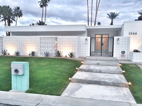 Showcase: Palm Springs Mid-Century Remodel - 360modern Palm Springs Fireplace, Mid Century Gate Design, Mid Century Front Fence, Palm Springs Exterior Home, Breezeway Bricks, Palm Springs Homes Exterior, Palm Springs House Exterior, Palm Springs Exterior, Palm Springs Landscaping