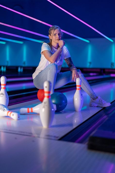 Bowling Alley Senior Photos, Retro Bowling Alley Photoshoot, Robotic Photoshoot, Bowling Photoshoot Picture Ideas, Bowling Photo Ideas, Bowling Poses, Bowling Senior Pictures, Bowling Alley Photoshoot, Bowling Photoshoot