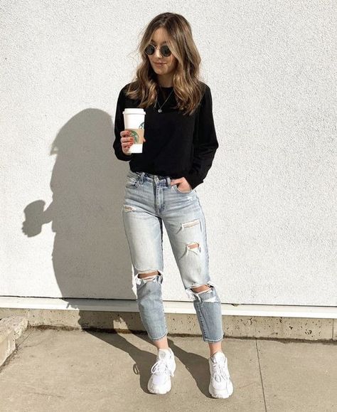 outfits otoño, autumn outfits, outfits casual, outfits formal, outfits casuales juvenil, outfits tumblr, outfits school, jeans, buzos, sweater, jogging, top, pantalón, remera, blusa, vestidos, abrigo, falda, camperas, calzados, pijama, short, sacos, accesorios, outfits y más... • Síguenos en Instagram para conocer las tiendas Women Jeans Outfits Casual, Ripped Jeans Outfit Women, Cozy Spring Outfits, Outfit Ripped Jeans, Ripped Jeans Outfit, Outfit Trends, Warm Outfits, Looks Style, Mode Inspiration