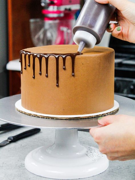 Easy Mirror Glaze: 5-Ingredient Recipe and Tutorial Chocolate Drip Recipe, Easy Mirror Glaze Recipe, Drip Cake Recipes, Chocolate Ganache Drip, Chocolate Decor, Ganache Drip, Dessert Design, Decorate A Cake, Icing Recipes