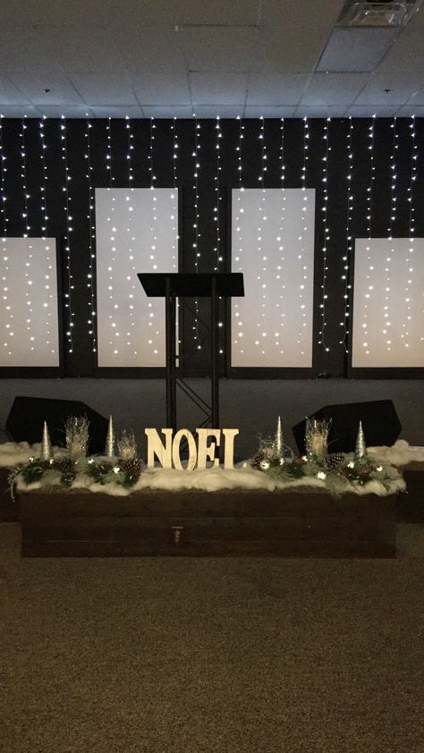 Worship Center Christmas Decor, Decor Stage Event, Christmas Decor Ideas Church Stage Decor, Christmas Church Stage Design Ideas, Tedtalk Stage, Christmas Stage Decorations Backdrops, Christmas Concert Decor, Church Stage Christmas Decorations, Christmas Decor Church Stage Design