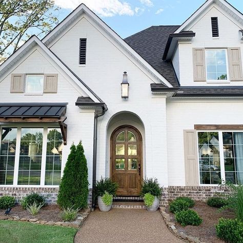 The CopperSmith Lighting on Instagram: “Loving the farmhouse vibes and our #ChurchillLantern on full display above the door of this gorgeous home posted by @MyRusticModernHome!🔥 .…” Arched Front Door, Arched Doorway, Farmhouse Vibes, Beautiful Front Doors, Home Structure, Small Cottage Homes, Meet New Friends, Farmhouse Doors, Heritage House