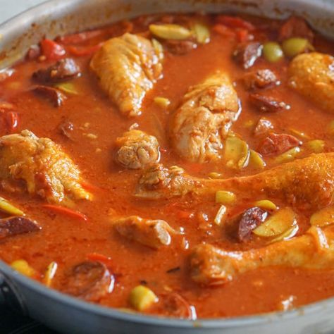 Spanish Stewed Chicken, Stew Recipes Easy, Spanish Chicken Stew, Spanish Chicken And Chorizo, Spanish Stew, Chorizo Stew, Latino Recipes, Chicken And Chorizo, Spanish Chicken