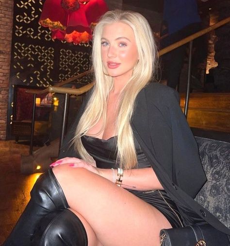 Alexis Clark, Girl With Brown Hair, Becoming A Model, Social Media Stars, July 2022, 24 Years Old, Model Agency, Bold Fashion, Net Worth