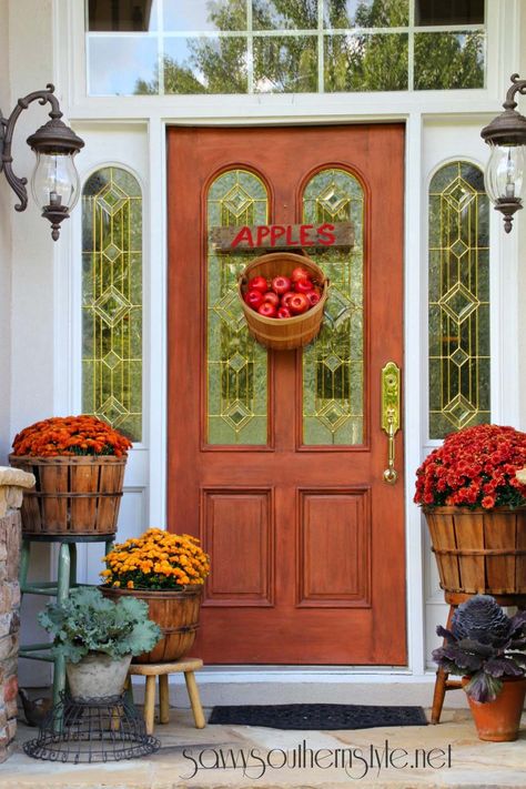 Fall Front Porch Decor Ideas, Classic Wreath, Halloween Decor Diy, Christmas Crafts To Sell, Thanksgiving Decorations Diy, Savvy Southern Style, Fall Front Porch Decor, Small Bench, Fall Door Decorations