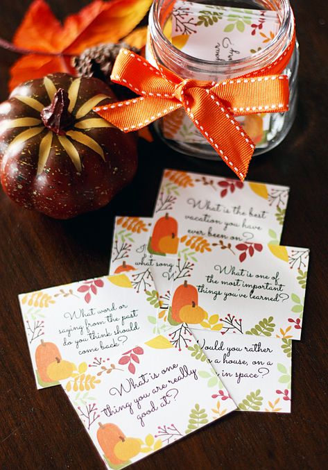 Conversation starters  are a great way to keep family and guests entertained before during and or after your meal. FREE PRINTABLE CARDS Thanksgiving Conversation Starters, Dinner Conversation Starters, Sleeve Tutorial, Skip To My Lou, Cozy Pattern, Thanksgiving Dinner Table, Free Printable Cards, Conversation Cards, Coffee Sleeve