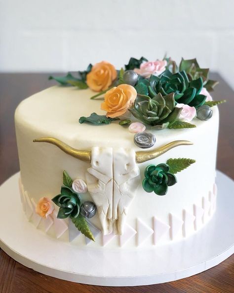 Gorgeous boho cake with cow skull, succulents, and tribal accents Country Style Birthday Cake, Western Cake For Woman, Cow Skull Birthday Cake, Cow Skull Cupcakes, Longhorn Cake Ideas, Southwestern Cake Ideas, Cute Western Birthday Cakes, Western Chic Birthday Cake, Western 21st Birthday Cake