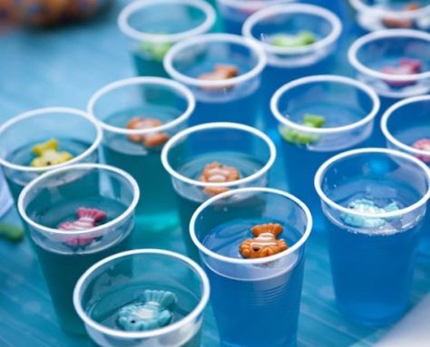 Cute idea!!! Blue jello & gummy fishes. Cute for Nemo movie/party or Ariel movie/party Pool Food, Finding Nemo Party, Nemo Birthday Party, Finding Nemo Birthday, Nemo Party, Blue Jello, Nemo Birthday, Mermaid Cupcakes, Ariel Birthday