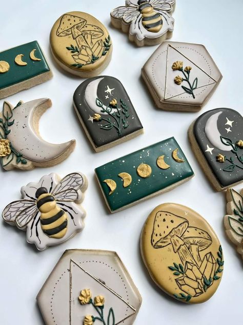 Iced Cookie Designs, Witch Decorated Cookies, Bug Sugar Cookies, Witchy Cookies, Bee Cookies Decorated, Halloween Sugar Cookies Decorated, Bee Cookies, 귀여운 음식 그림, Royal Iced Cookies