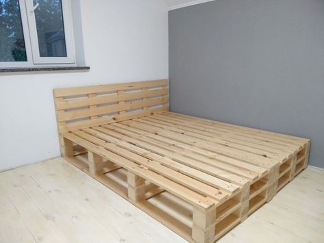 Palette Board Bed, Mattress On Pallets, Wooden Palette Bed, Pallet Board Bed Frame, Pallet Bedframe Ideas, Palate Bed Frame, Palet Bed Ideas, Wooden Crate Bed Frame, Palette Bed Ideas