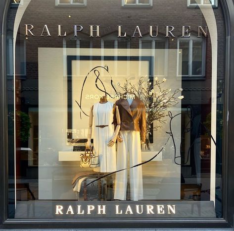 Ralph Lauren Visual Merchandising, Ralph Lauren Window Display, Visual Merchandising Ideas Creative, Luxury Window Display, Fashion Boutique Interior, Ralph Lauren Store, Fashion Window Display, Ralph Lauren Shop, Fashion Displays