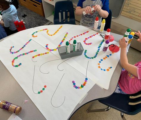 Quiet Table Activities For Kindergarten, Butcher Paper Christmas Activities, Butcher Paper Activities Preschool Christmas, Christmas Butcher Paper Activities, Butcher Paper Preschool Activities, Montessori Christmas Activities, Kids Christmas Cards, Winter Boards, Christmas Activities For Toddlers