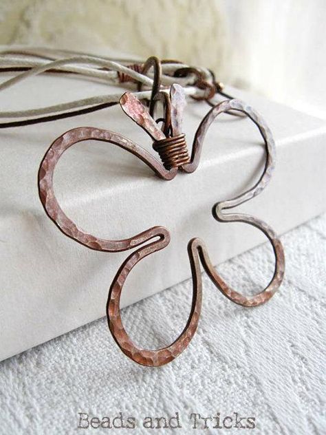 Farfallina: il filo di rame con le ali Wire Wrapped Butterfly, Copper Butterfly, Bling Things, Pendant Ideas, Hammered Jewelry, Animal Shapes, Copper Jewellery, Copper Design, Copper Wire Jewelry