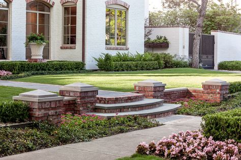 West University - Traditional - Landscape - Houston - by Exterior Worlds Landscaping & Design | Houzz Elegant Driveway, Stucco Fence, Brick Staircase, Edible Front Yard, Home Landscape Design, Mediterranean Courtyard, Landscape Front Yard, Industrial Scandinavian, White Brick Wall