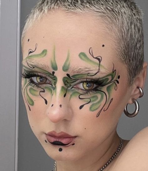 Eccentric Makeup Ideas, Abstract Makeup Art, Crazy Graphic Liner, Green Goth Makeup Looks, Cool Eyebrows, Cursed Jewellery, Fantasy Makeup Ideas Creative, Dragon Eye Makeup, Avant Garde Makeup Creative