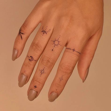 50 Beautiful Finger Tattoo Ideas for Women – May the Ray Hand Tattoos Minimal, Minimal Mandala Tattoo, Fine Line Finger Tattoo, Sun Finger Tattoo, Glow Tattoo, Lucky Tattoo, Tato Minimal, Small Finger Tattoos, Tato Henna