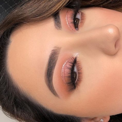 Baby Shower Makeup Looks, Baby Pink Eye Makeup, Simple Quince Makeup, Coral Pink Makeup, Baby Shower Makeup Ideas, Pink Glam Makeup, Quinceanera Makeup, Wedding Eye Makeup, Prom Eye Makeup