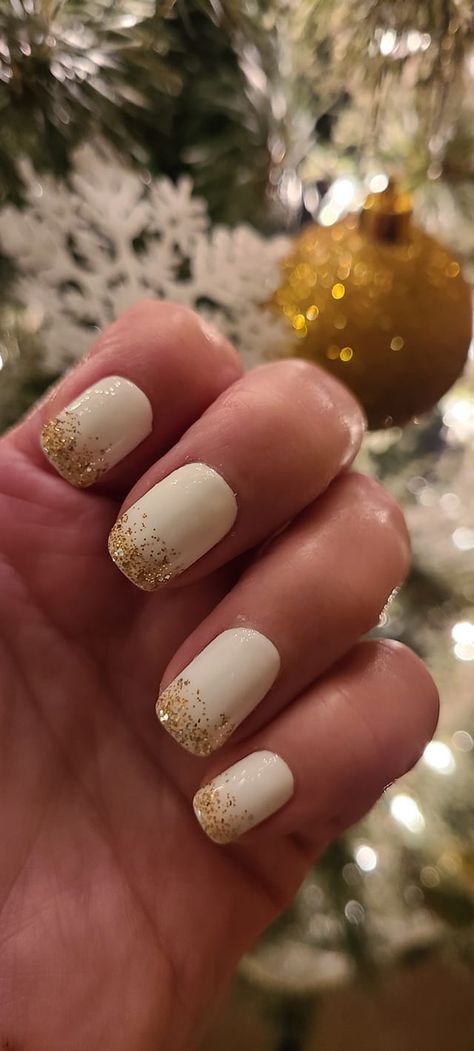 White And Gold Dip Nails, White Gold Sparkle Nails, White Nails Gold Glitter, White And Gold Glitter Nails, White And Golden Nails, White Nails With Gold Glitter, White Acrylic Nails With Glitter, Gold And White Nails, Christmas Shellac Nails