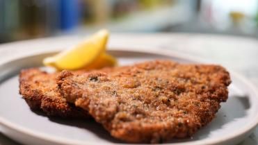 Milanesa Recipe, Steak At Home, Schnitzel Recipe, Breaded Steak, Sunny Anderson, Pork Tamales, Schnitzel Recipes, Mexican Pork, Tamale Recipe