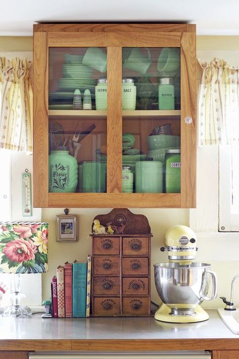 Beautiful Country Homes, Green Dishes, Baños Shabby Chic, Cocina Shabby Chic, Cottage Kitchen Design, Small Cottage Kitchen, Shabby Chic Room, Spice Cabinet, Great Bathrooms