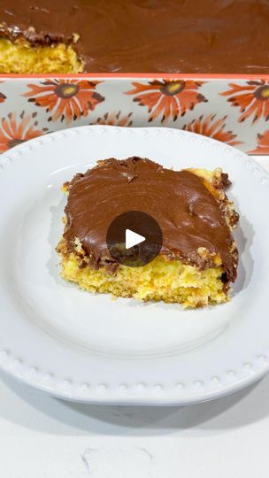 Fudge Vanilla Poke Cake, Fudge Poke Cake, Vanilla Poke Cake, Easy Poke Cake Recipes, Julia Pacheco, Chocolate Cake Mix Recipes, Yellow Cake Mix Recipes, Poke Cake Recipe, Chocolate Poke Cake