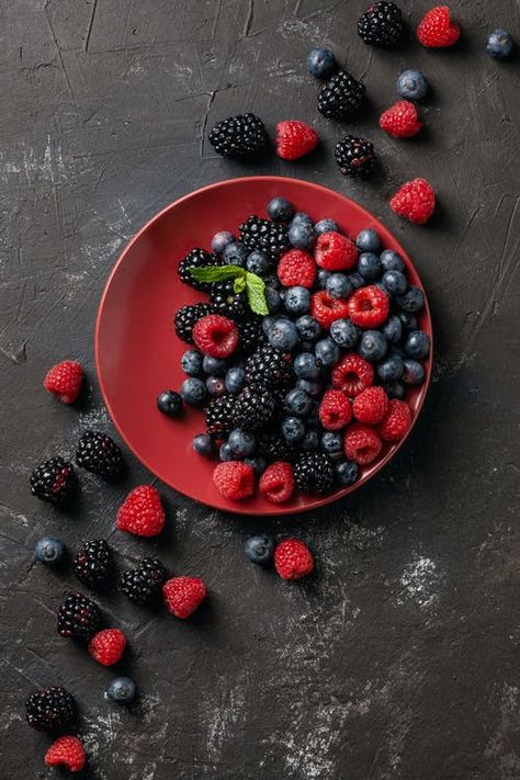 Berries Photography, Best Keto Meals, Food Photography Tutorial, Best Food Photography, Chianti Classico, Red Plates, Fruit Photography, Unique Recipes, Food Plating