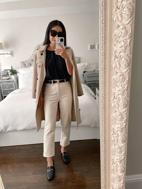 Beige Jeans Fall Outfit, Cream Jeans Autumn Outfit, Beige Jean Outfits Women, Cream Jeans Work Outfit, Beige Jeans Work Outfit, Light Tan Jeans Outfit, Off White Mom Jeans Outfit, White Jeans Winter Outfit Casual, Cream Jeans Winter Outfit