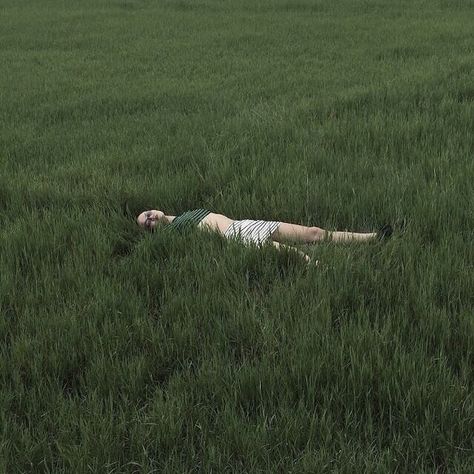 Amor Real, Fotografi Vintage, Green Field, Spotify Covers, Eyes Closed, The Maze Runner, Playlist Covers, Green Aesthetic, Photography Inspo