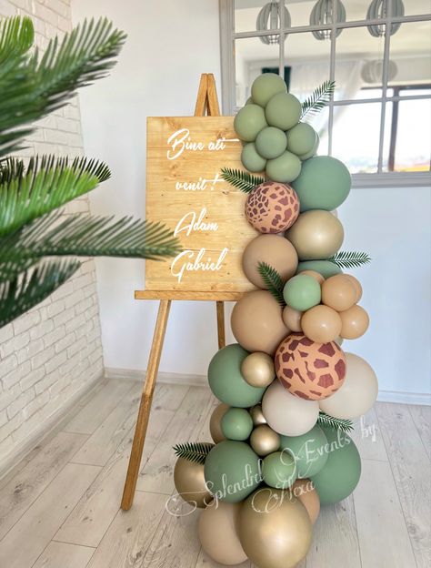 Welcome Signs For Birthday Parties, Safari Birthday Party Balloons, Baloon Decoration Jungle Theme, Giraffe Balloon Arch, Wild One Candy Table Ideas, Jungle Birthday Decor, Safari Baby Shower Balloon Arch, Jungle Balloon Decor, Jungle Balloon Garland