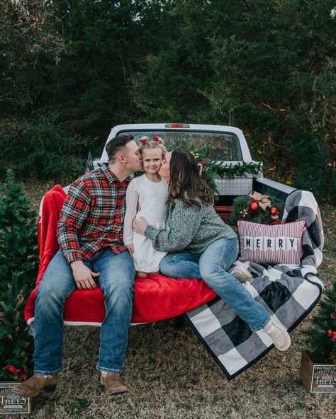 Christmas Mini Sessions Outdoor, Outdoor Christmas Photos, Diy Christmas Photoshoot, Christmas Mini Shoot, Christmas Photography Family, Christmas Couple Photos, Vintage Truck Christmas, Christmas Couple Pictures, Christmas Pictures Outfits