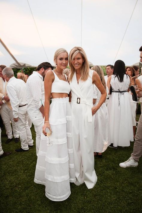 White Party Attire For Women, Wedding Guest White Dress, Everyone Wears White Wedding, White Beach Dinner Outfit, En Blanc Party, All White Dress Code, All White Formal Outfit, White Linen Party Outfit, All White Party Outfits Beach